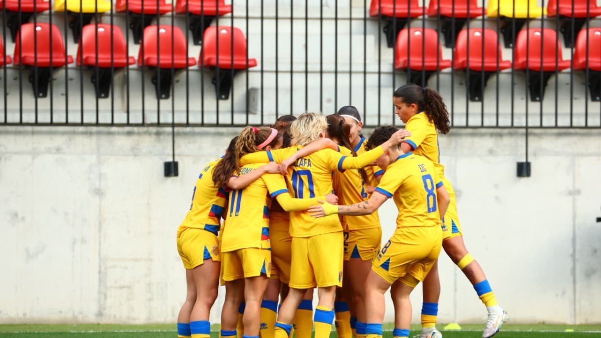 La selecció femenina de futbol celebrant