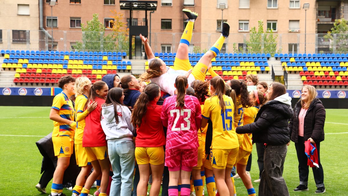 Les companyes i les esportistes convidades alcen Marina Fernández després del seu darrer partit amb la selecció.