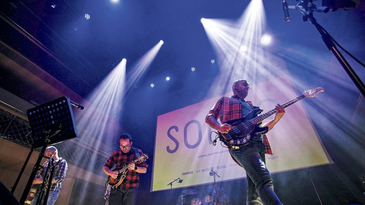 Un grup de música tocant al festival Sona9