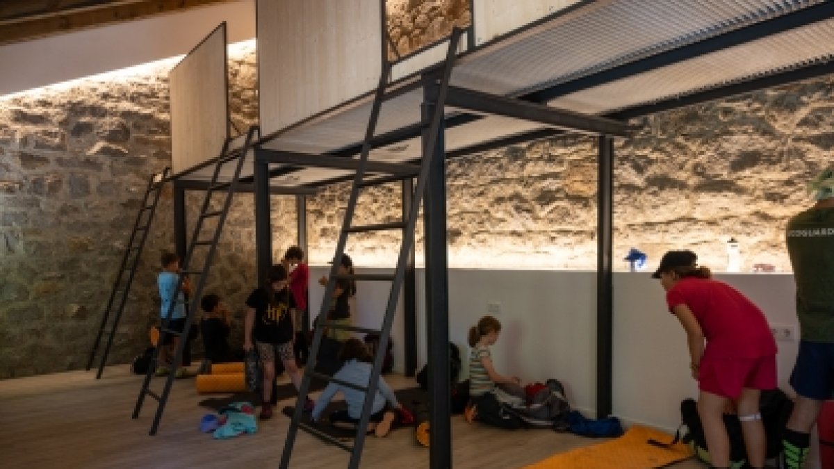 L'interior de l'espai ja habilitat de la casa de colònies d'Engolasters.