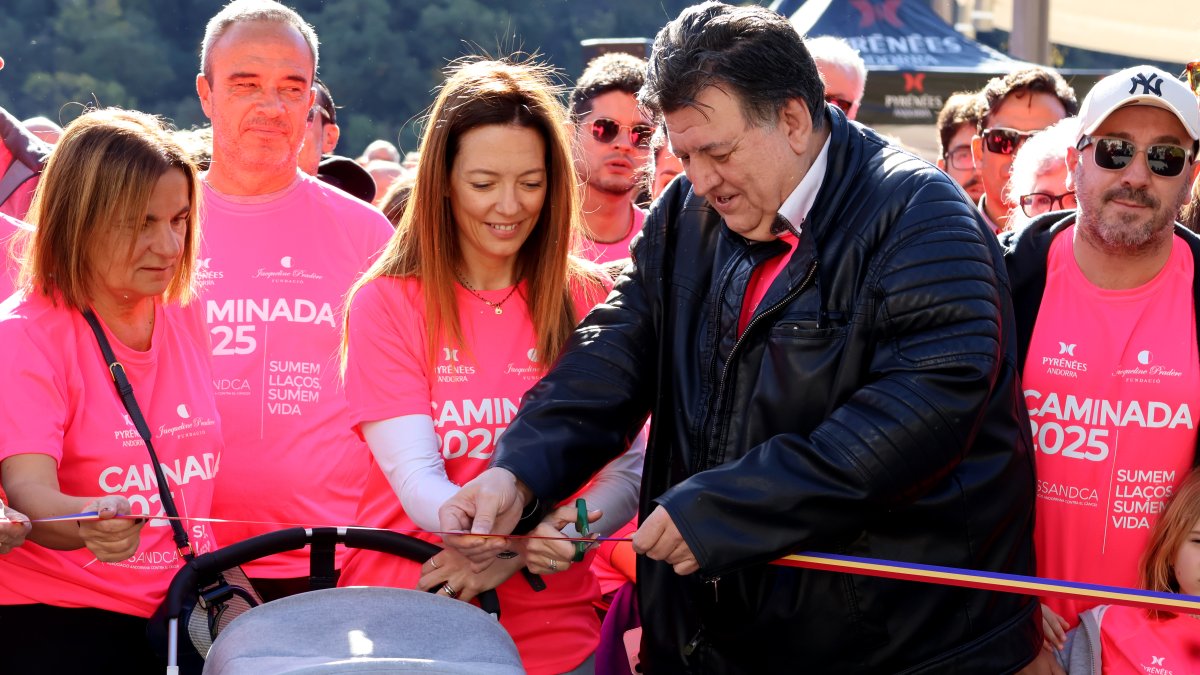 Helena Mas i Josep Saraiva tallant la cinta de la caminada contra el càncer