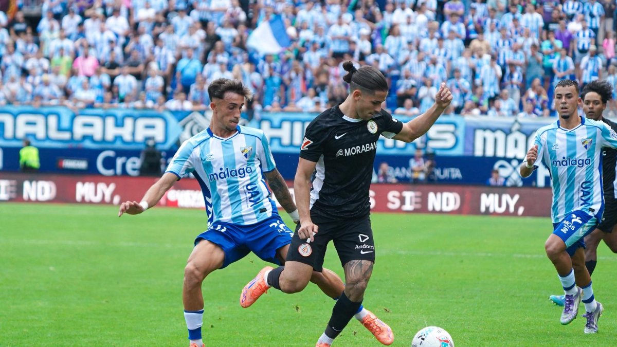 Álex Calvo, que ha sortit a la segona part, en una acció del partit a Màlaga.
