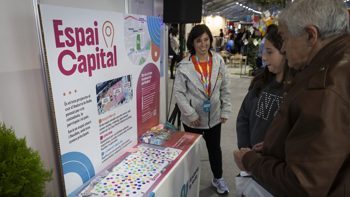 Visitants a l’estand de l’Espai Capital.