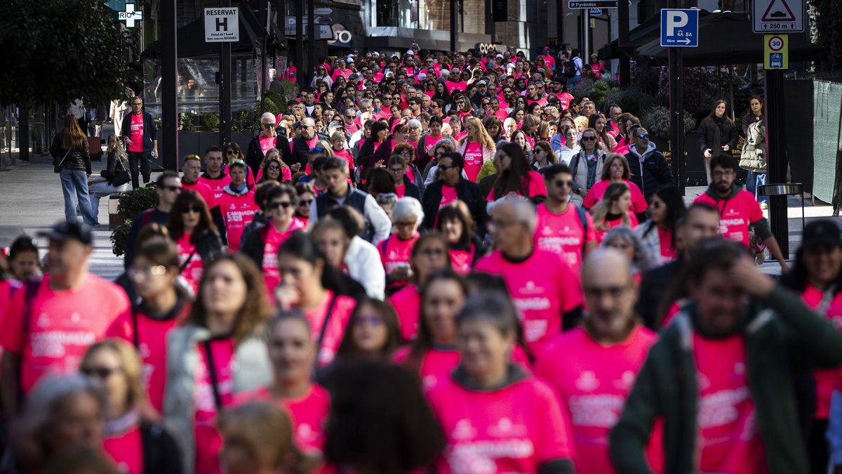 Les samarretes de color rosa van inundar els carrers de les parròquies centrals.