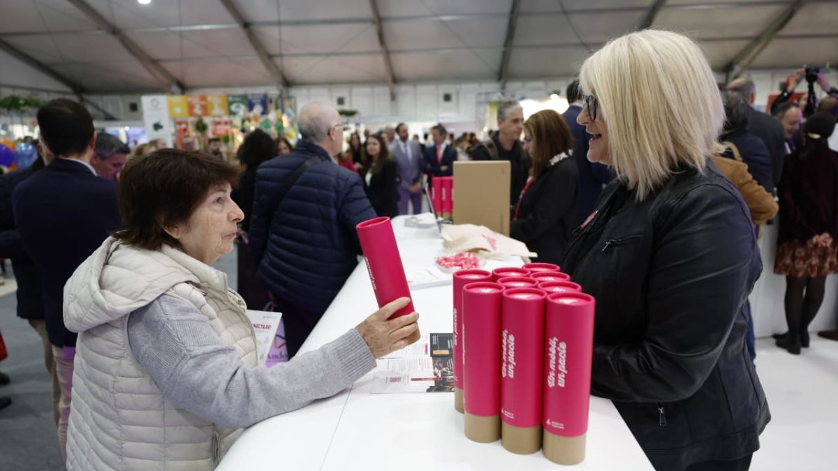 Una visitant de la Fira a l'estand d'Andorra Telecom