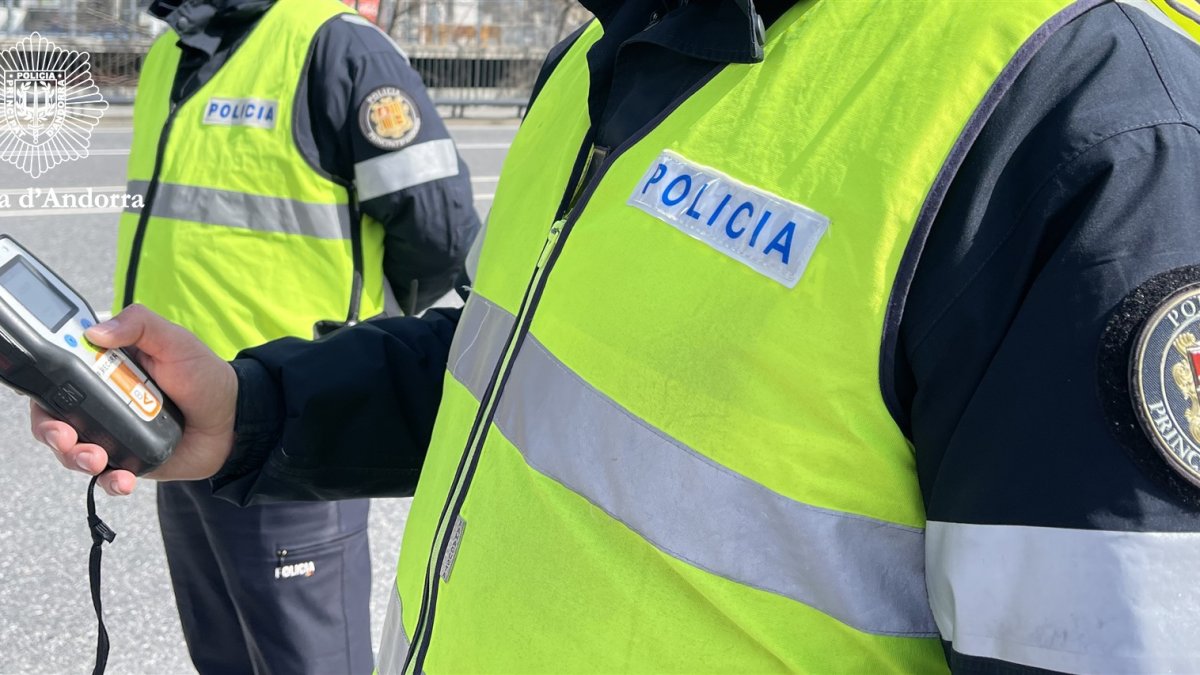 Dos policies en un control d'alcoholèmia.