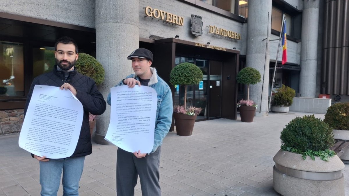 Els membres de l'Andrail amb les signatures recollides.