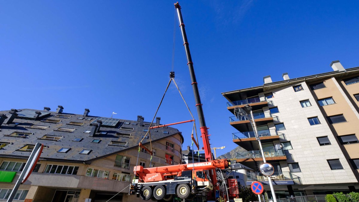 La grua instal·lada al carrer Josep Viladomat per dur a terme els treballs d'ampliació de la central de FEDA a Escaldes.