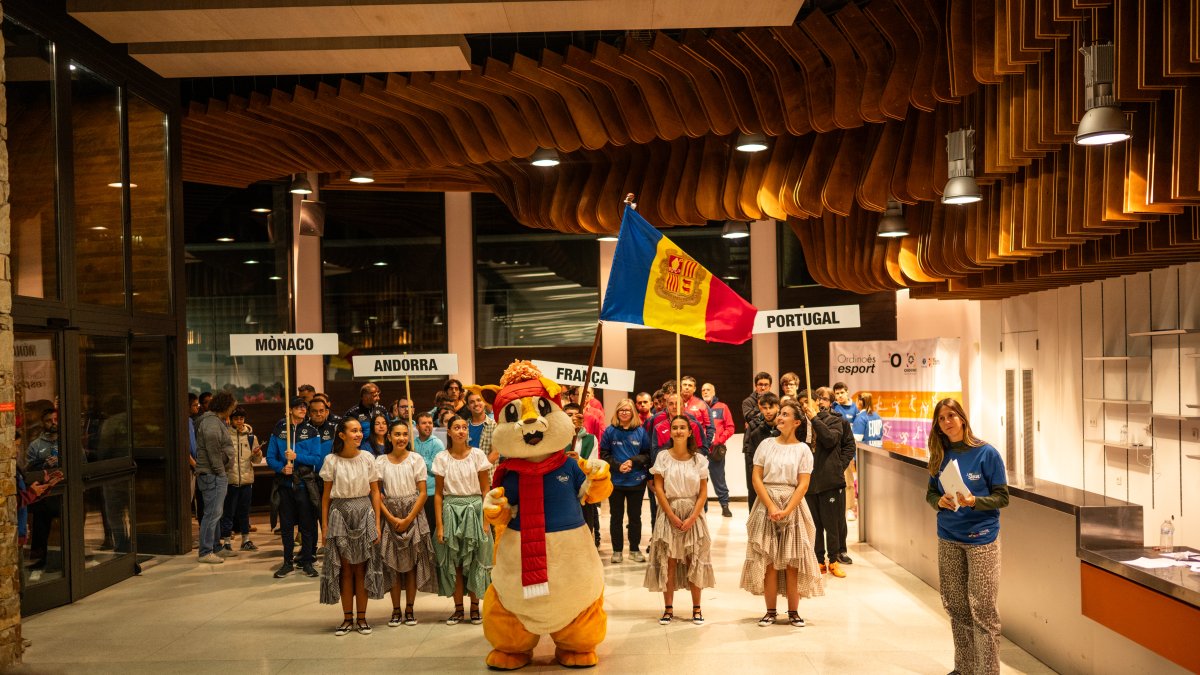 4 de les 5 delegacions, durant la cerimònia inaugural del torneig a Ordino