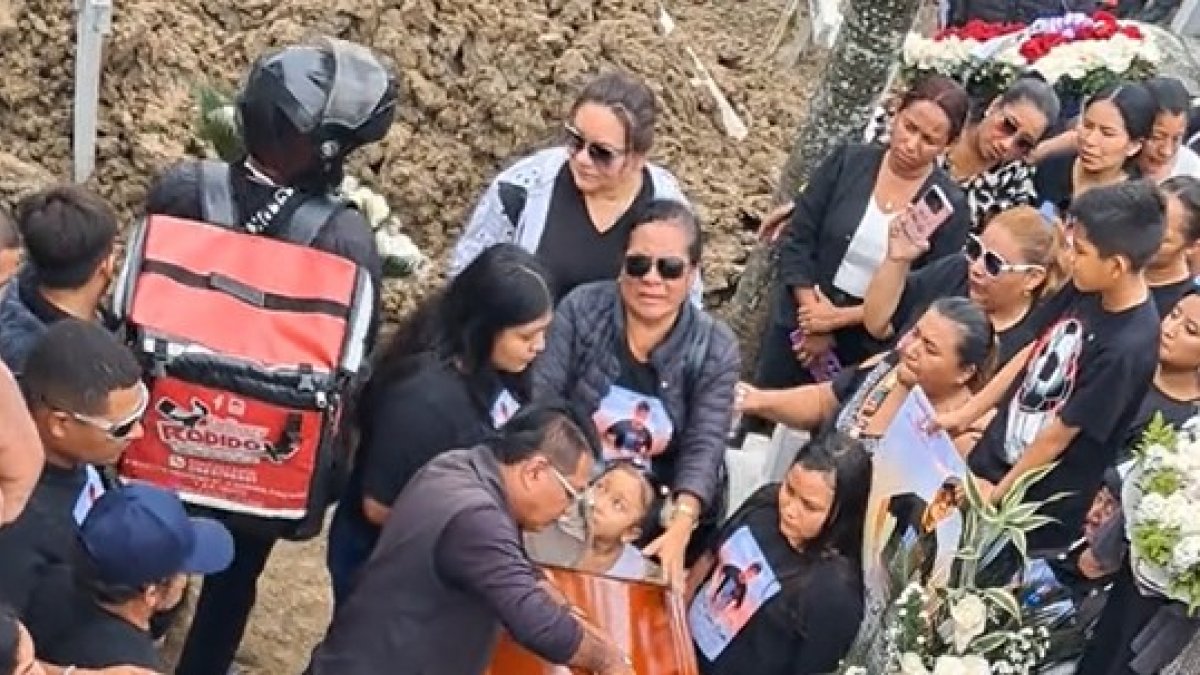 Un repartidor acudeix a un funeral a l'Ecuador per entregar unes flors i cau a la fossa