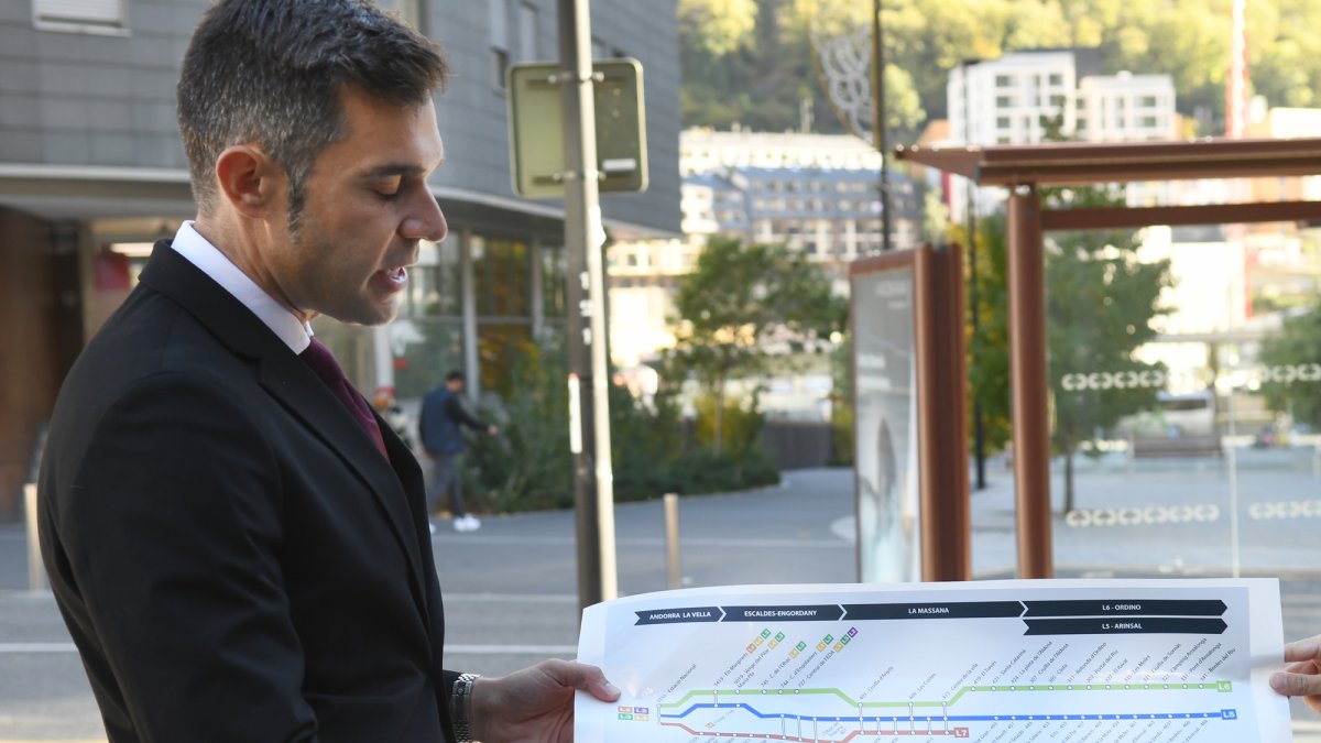 El secretari d’Estat de Transició Energètica, Transports i Mobilitat, David Forné, mostrant un gràfic amb les línies.