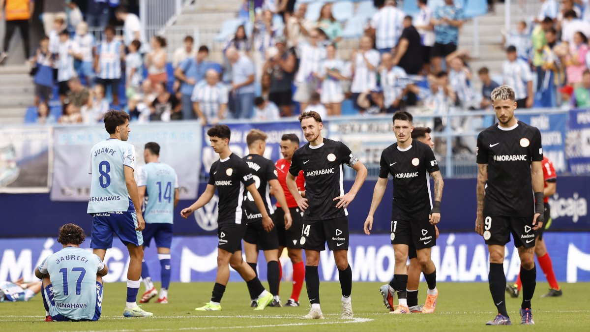Els jugadors tricolors, capcots després de la derrota.