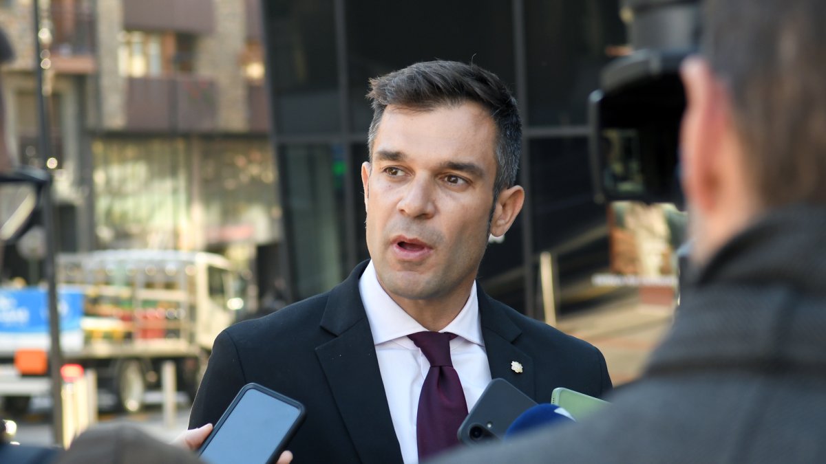 David Forné atenent preguntes dels mitjans.