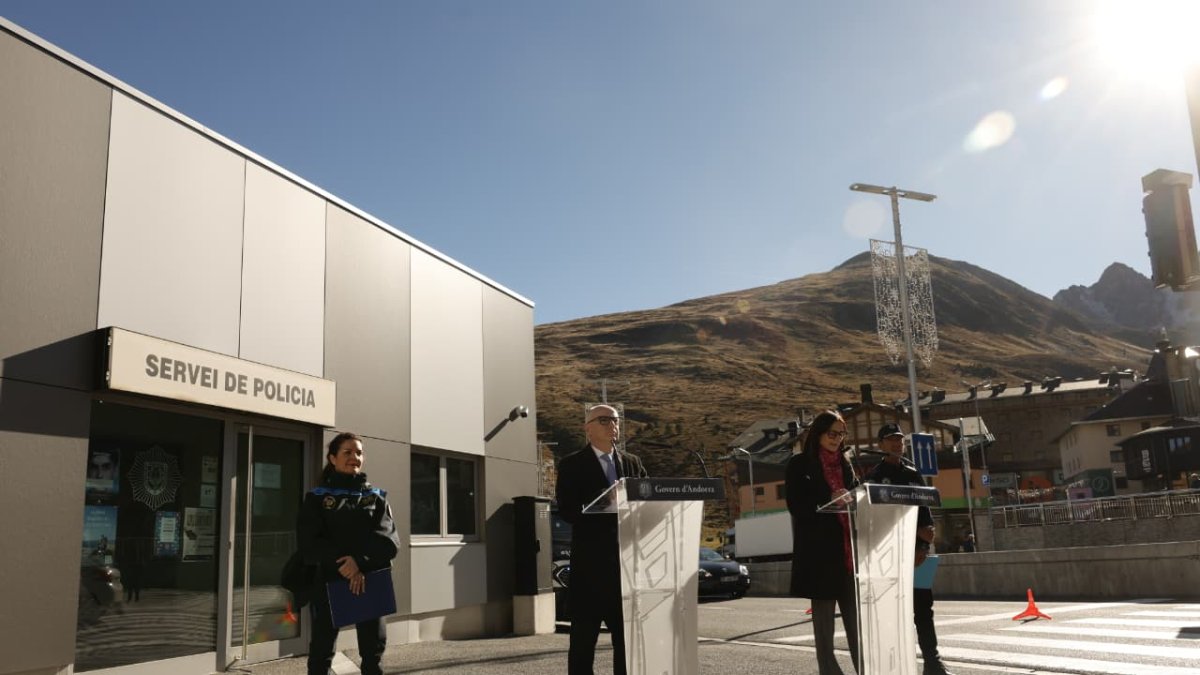 Els ministres Ramon Lladós i Ester Molné han presentat el pla de xoc contra el contraban avui al Pas