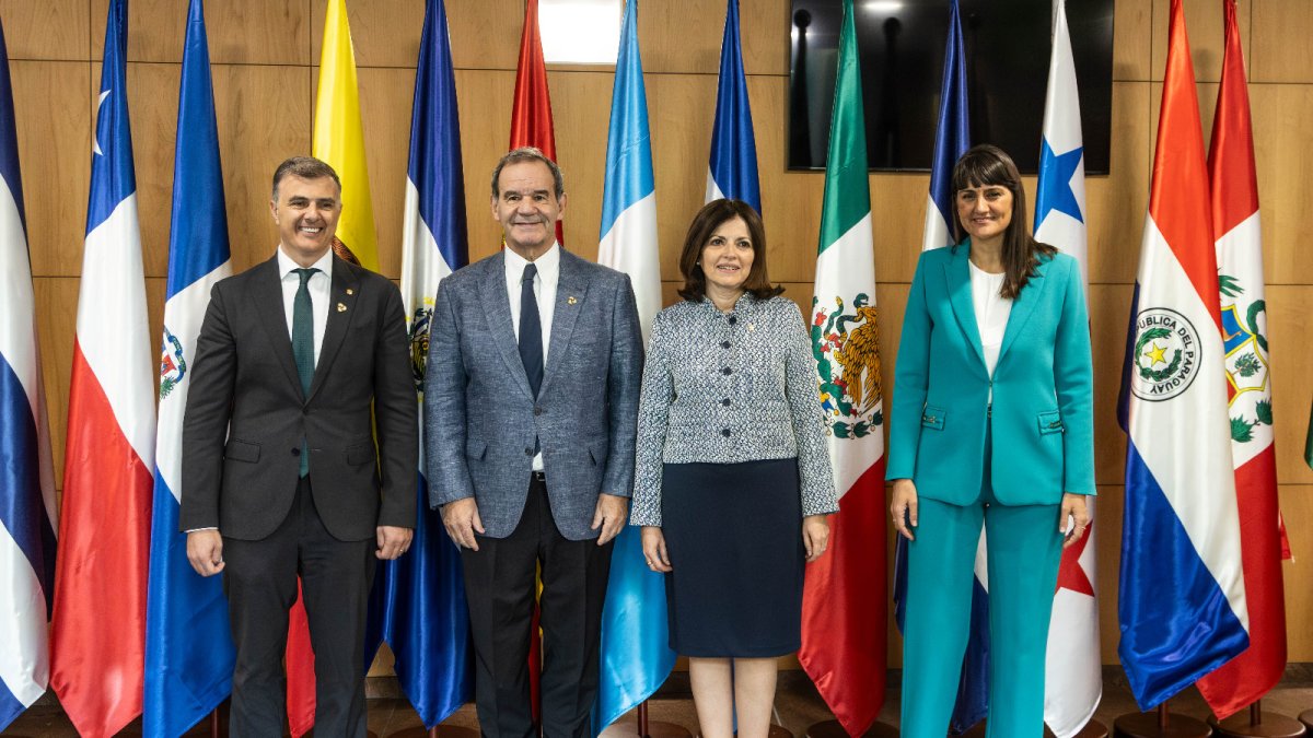 Els ministres Tor i Rossell juntament amb la secretària d'Estat de Digitalització i Intel·ligència del govern d'Espanya, María González Veracruz, i el secretari general Iberoamericà, Andrés Allamand.