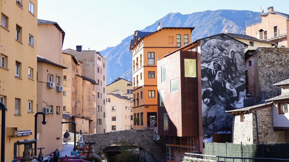 Una perspectiva llunyana del mural situat a una de les parets de l'Arxiu Històric a Escaldes