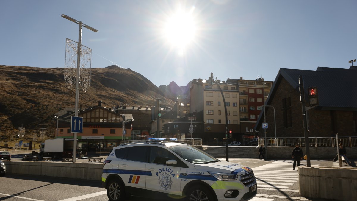 Un vehicle de la policia al Pas de la Casa.