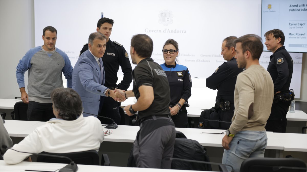 El ministre amb representants sindicals.