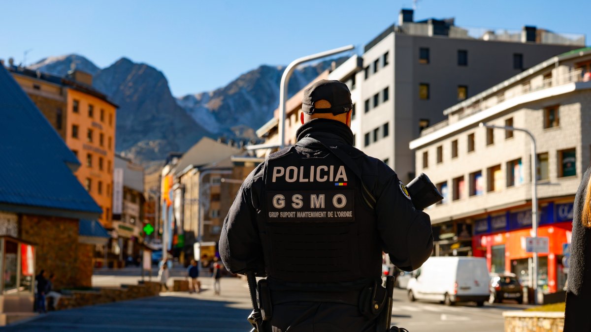 Un agent del grup de suport del manteniment de l’ordre de la policia, ahir al Pas de la Casa.