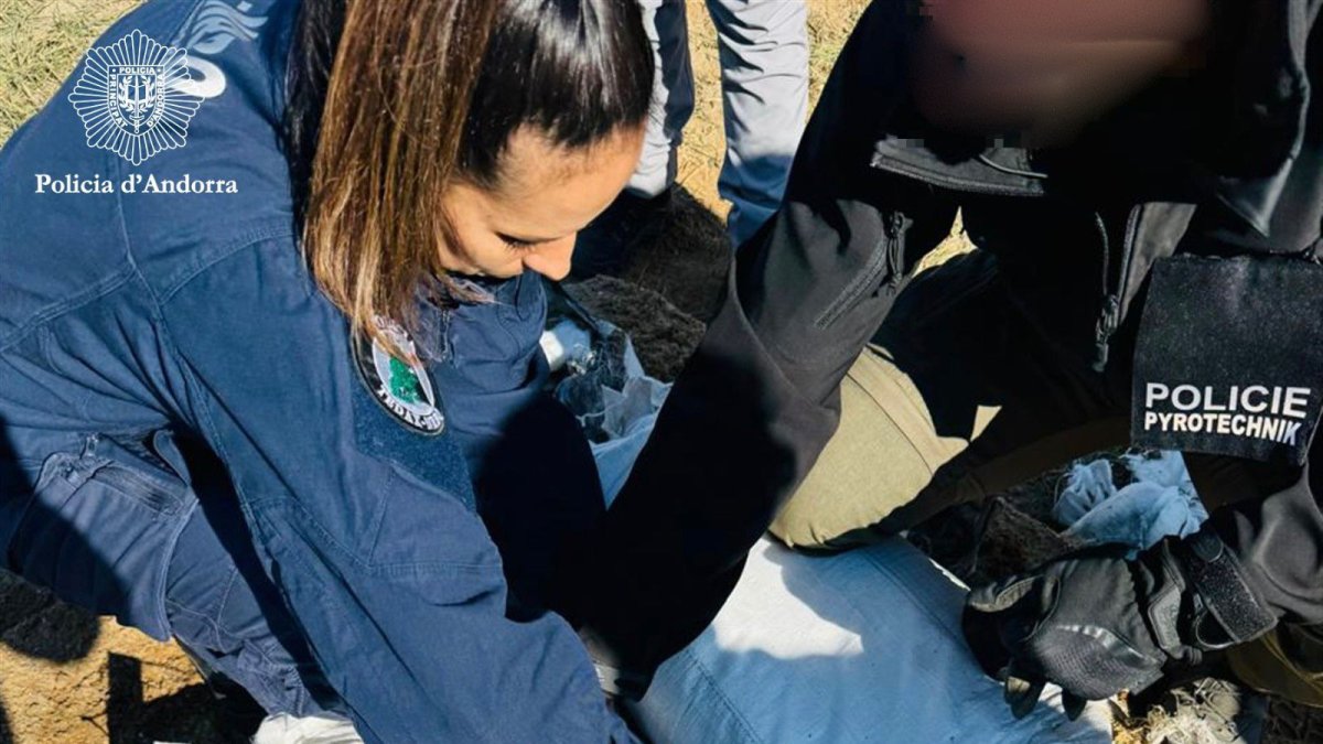 Agents del TEDAX duent a terme una prova a les jornades de l'Europol a Praga