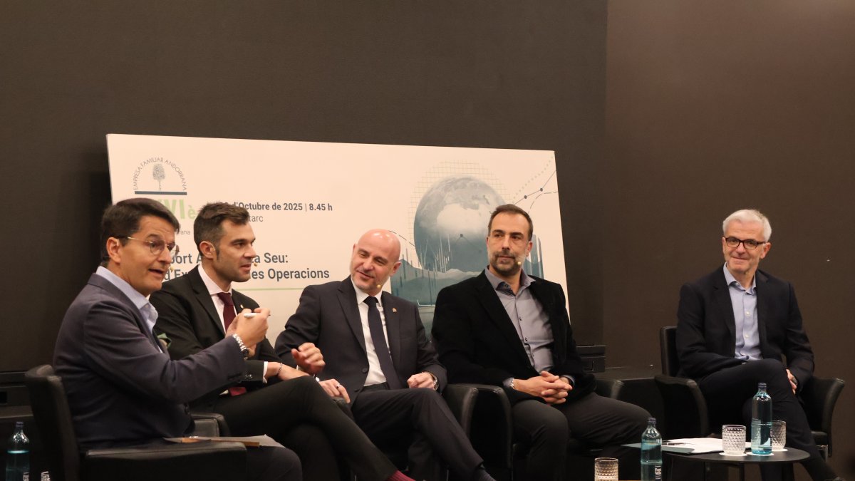 Carlos Prieto, al centre, a la taula de debat de les jornades de l'EFA celebrades avui