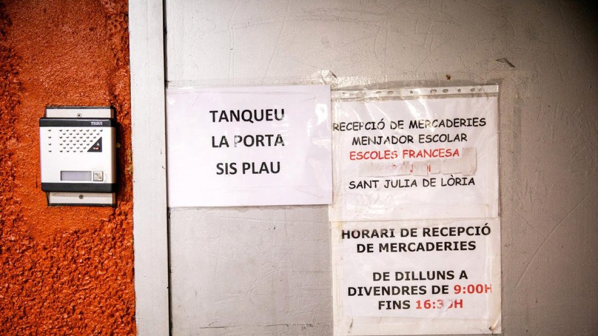 La porta del menjador de l'escola francesa de Sant Julià