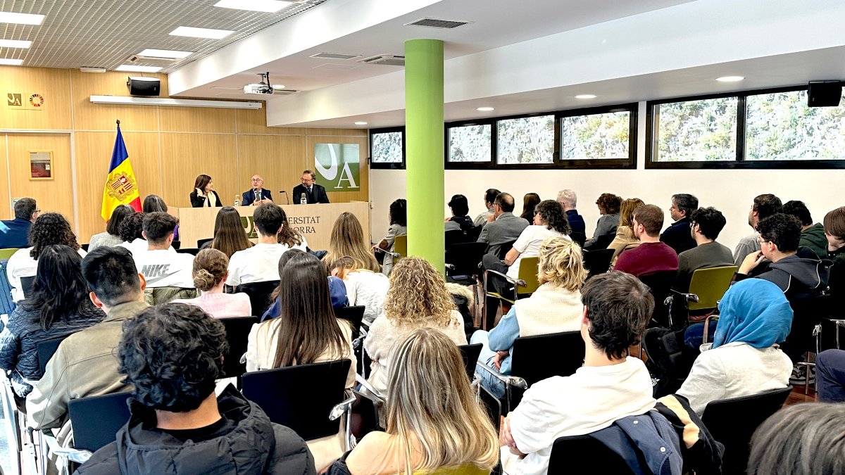 Un moment de la visita de l’ambaixador del Canadà, Jeffrey Marder, a l'UdA.