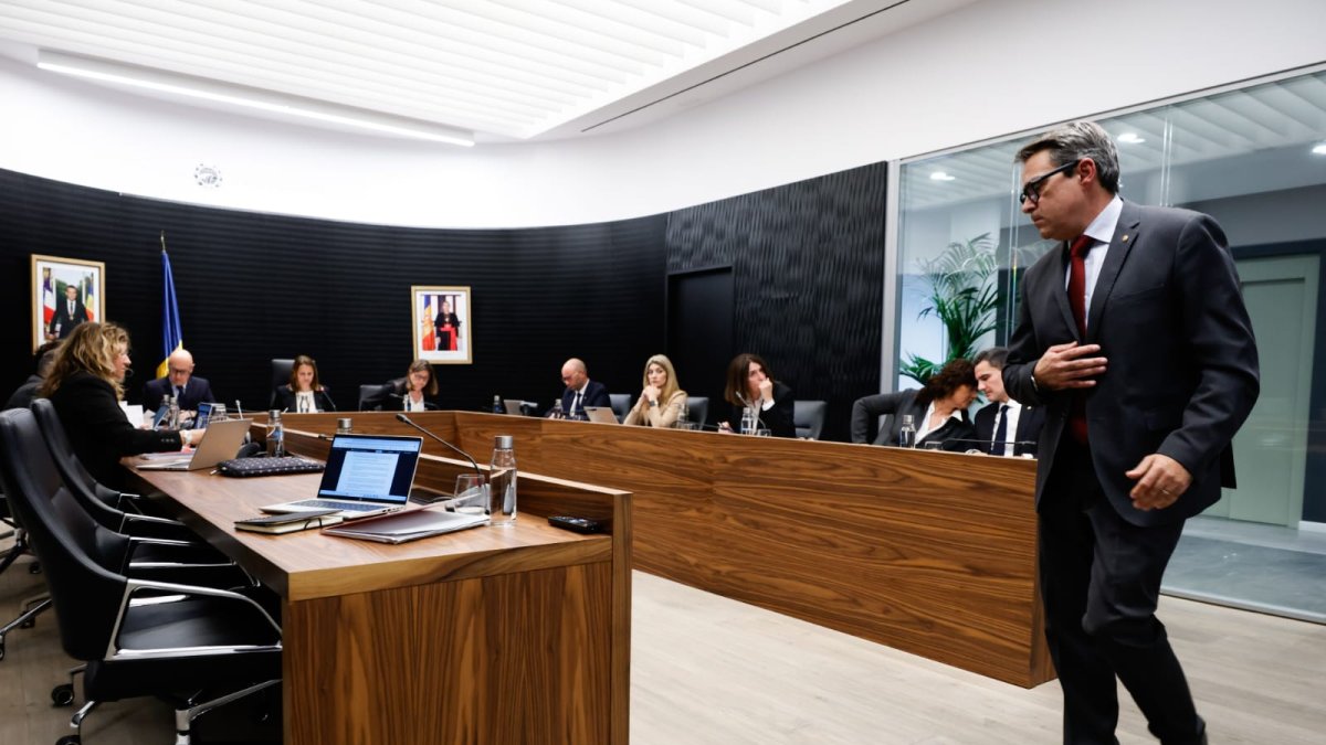 El conseller Pérez arribant a la sessió de comú d'Escaldes aquesta tarda.