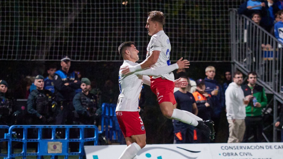 Merquelanz i Uzkudun celebren el primer gol de l'FC Andorra a Sarrigurren.