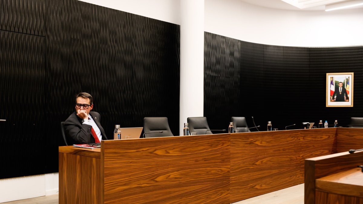 El conseller David Pérez, ara al grup mixt, sol a la sala plens del comú d’Escaldes-Engordany abans de la sessió del consell.