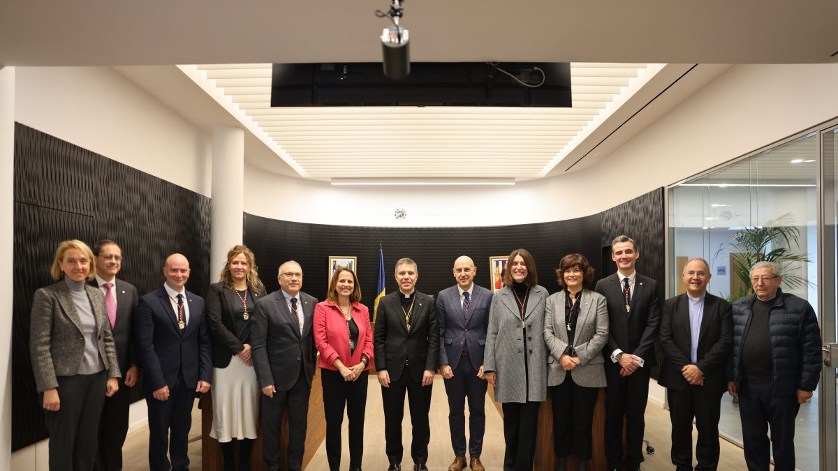 El Copríncep episcopal, Josep-Lluís Serrano Pentinat, amb les autoritats i representants del comú d'Escaldes.