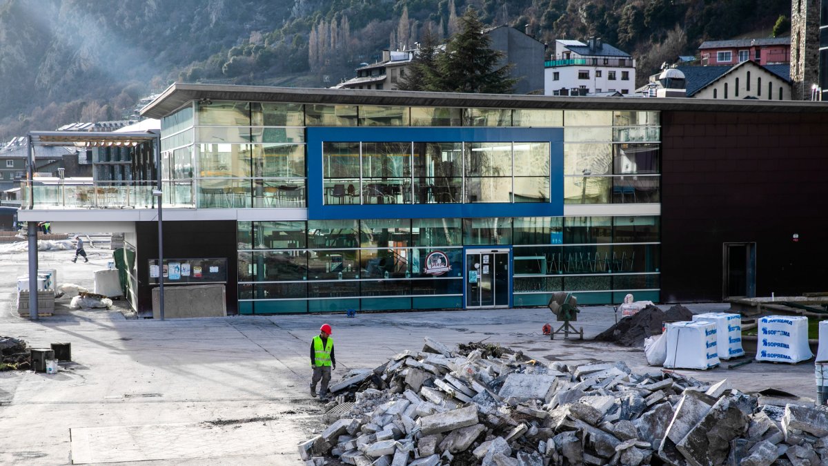 Obres a la plaça del Poble, sobre l’aparcament Vinyes.