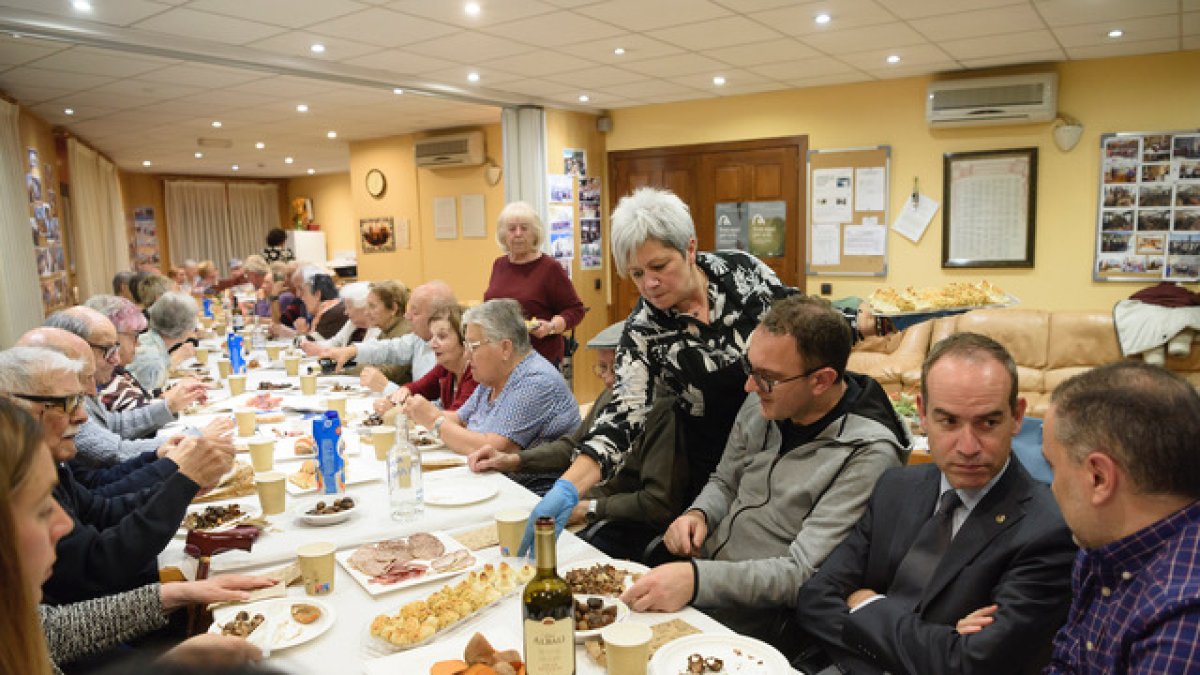 El cònsol major de Canillo, Jordi Alcobé, amb els padrins de Canillo.