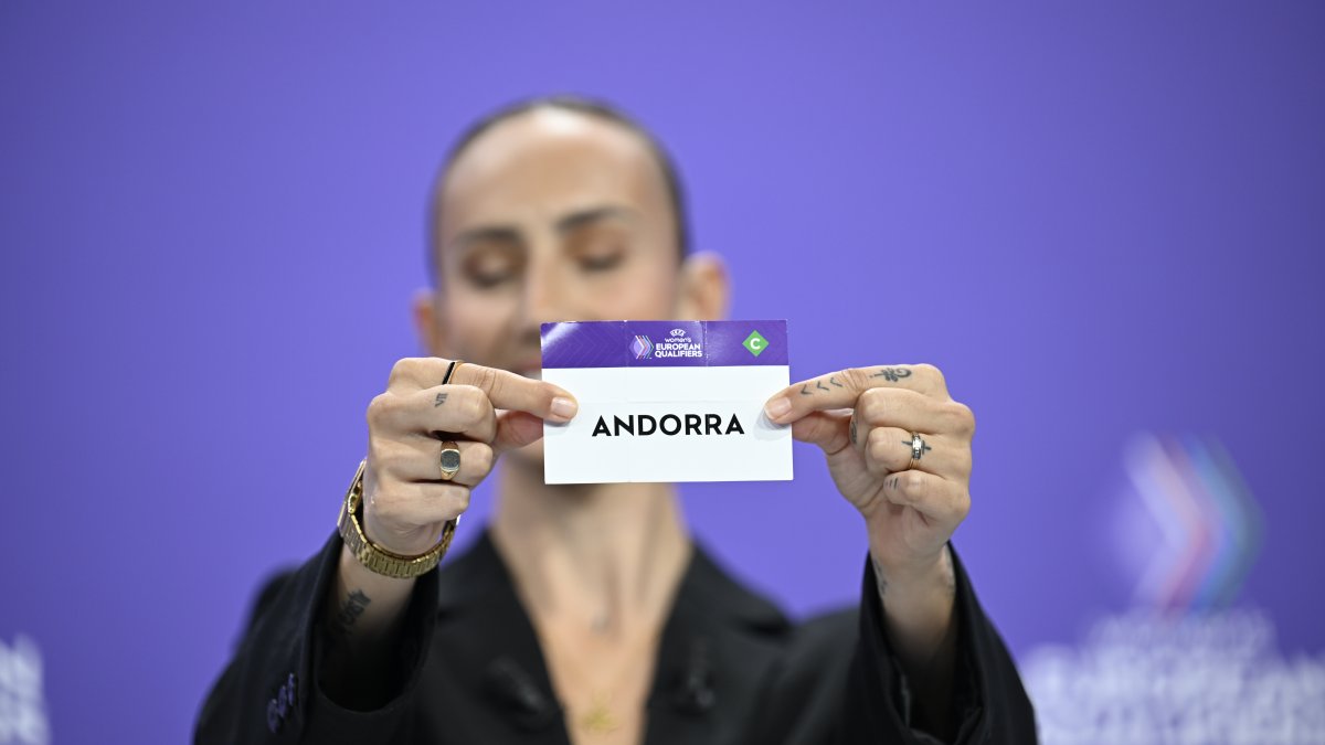 L’exfutbolista espanyola Virginia Torrecilla va fer de mà innocent.