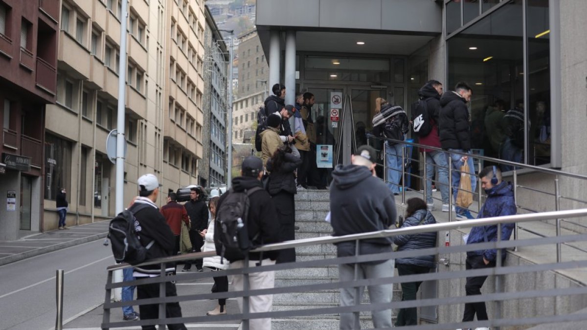 Treballadors al servei d’Immigració.