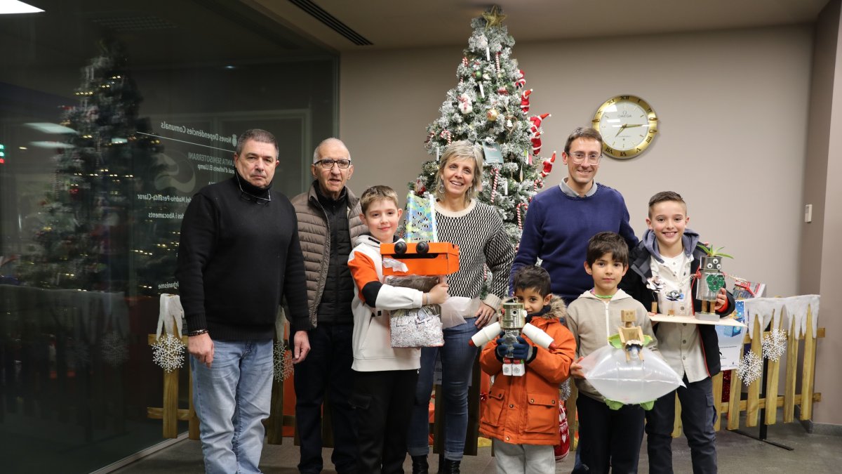 Diversos infants rebent el premi pel seu robot reciclat, durant l'edició passada