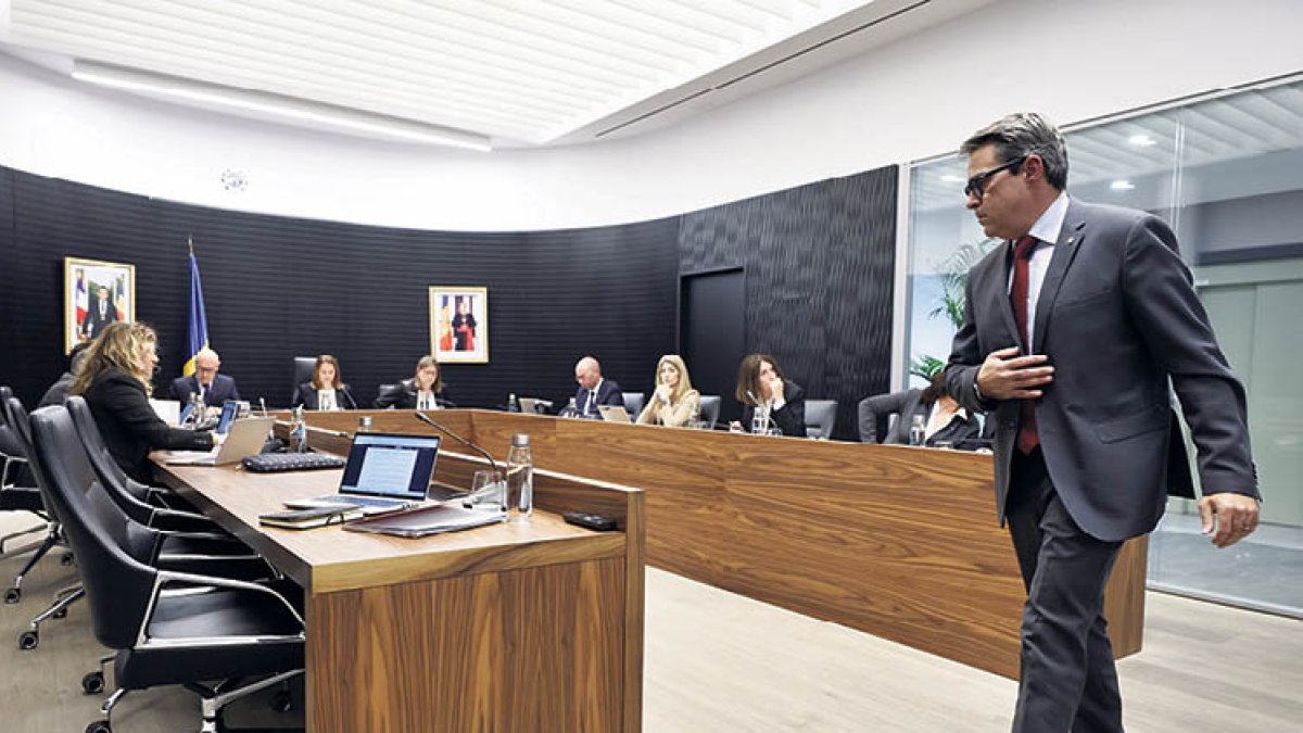 Pérez dirigint-se cap a la cadira en la sessió de comú de dijous passat.