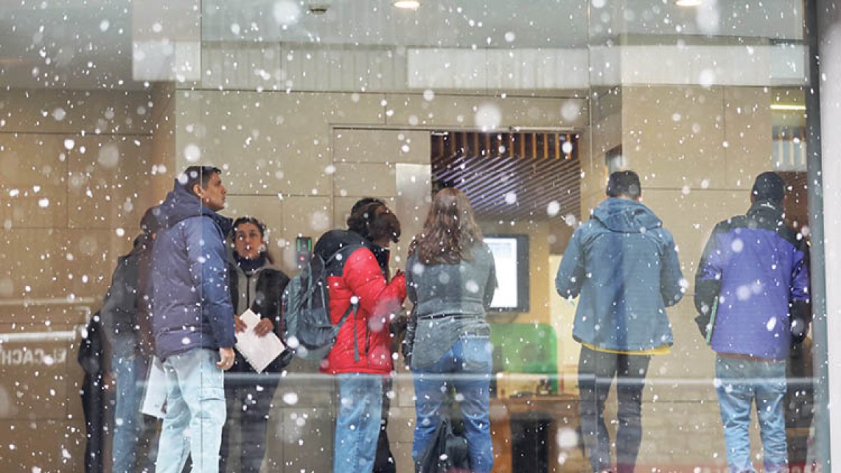 Gent fent cua al servei d’Immigració.