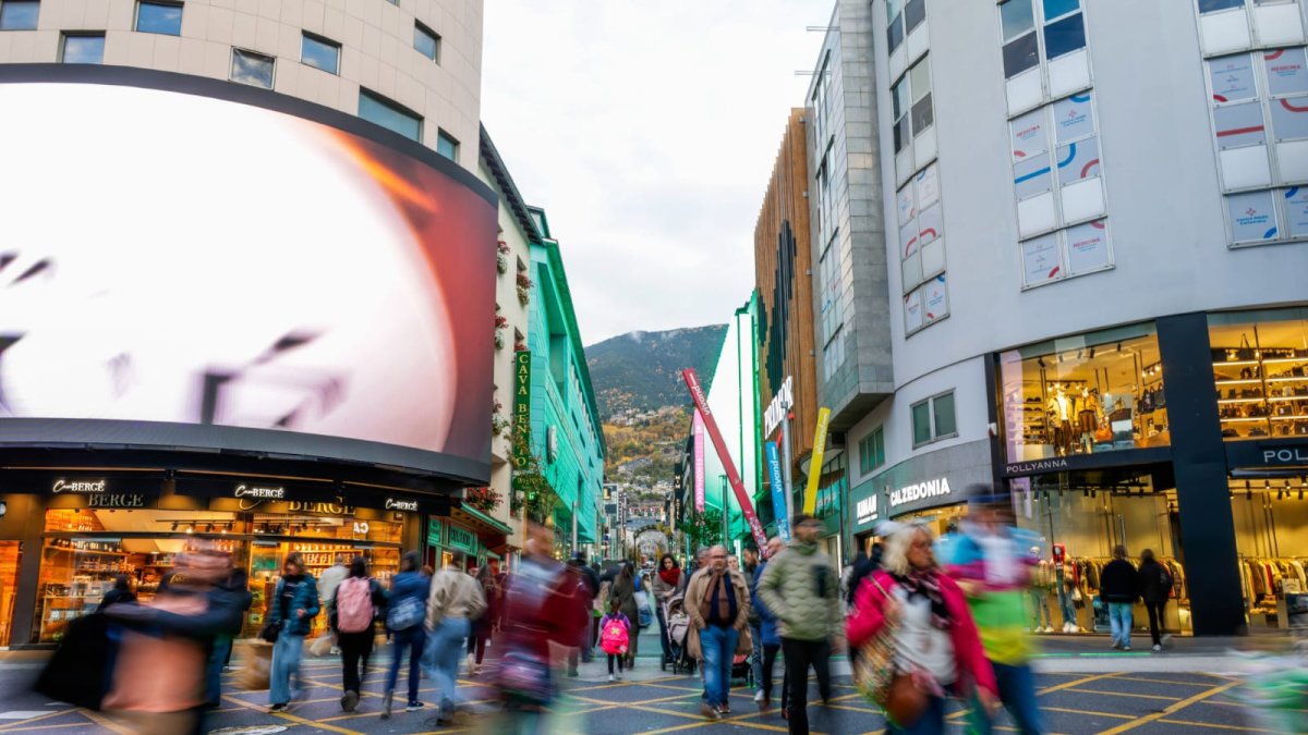 Moltes persones a l'avinguda Meritxell d'Andorra la Vella