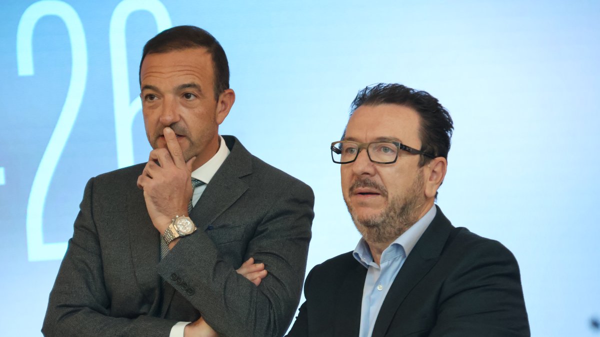 El ministre de Turisme i Comerç, Jordi Torres, i el director general d'Andorra Turisme, Betim Budzaku, durant la presentació de la temporada.