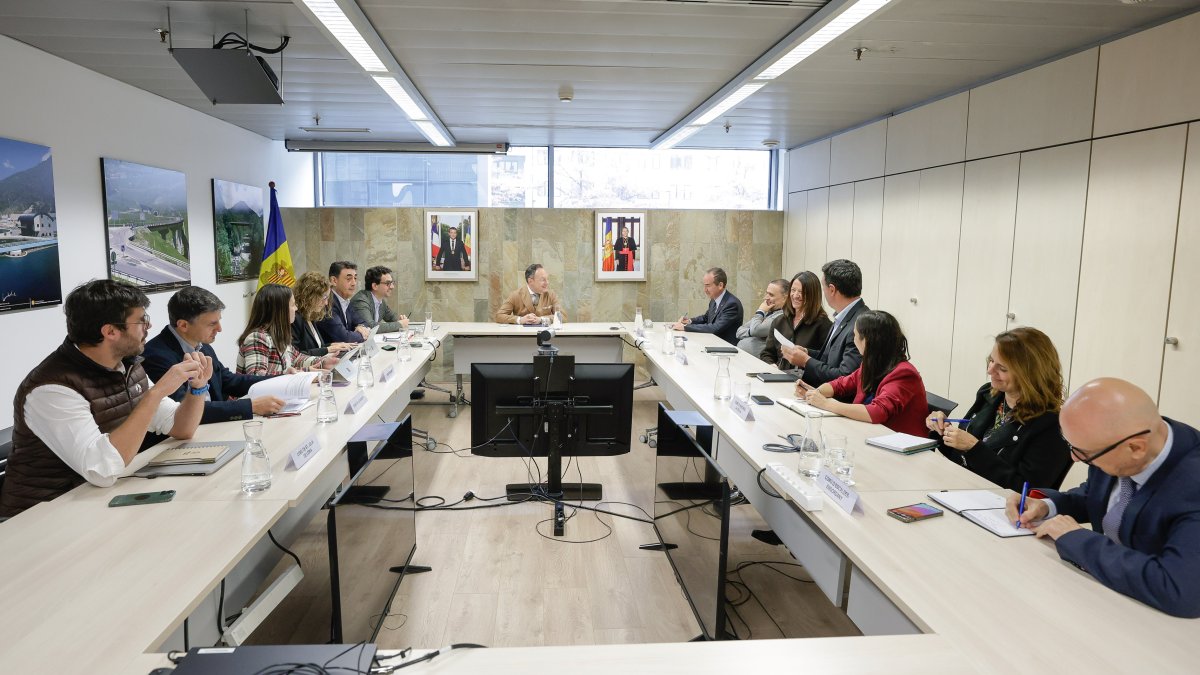 Xavier Espot, Raul Ferré i Guillem Casal en la reunió avui amb els cònsols pels estudis de càrrega