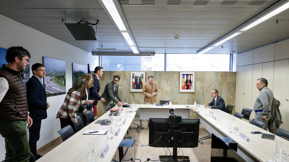 Reunió entre el Govern i els comuns, ahir a l’edifici Prat del Rull.