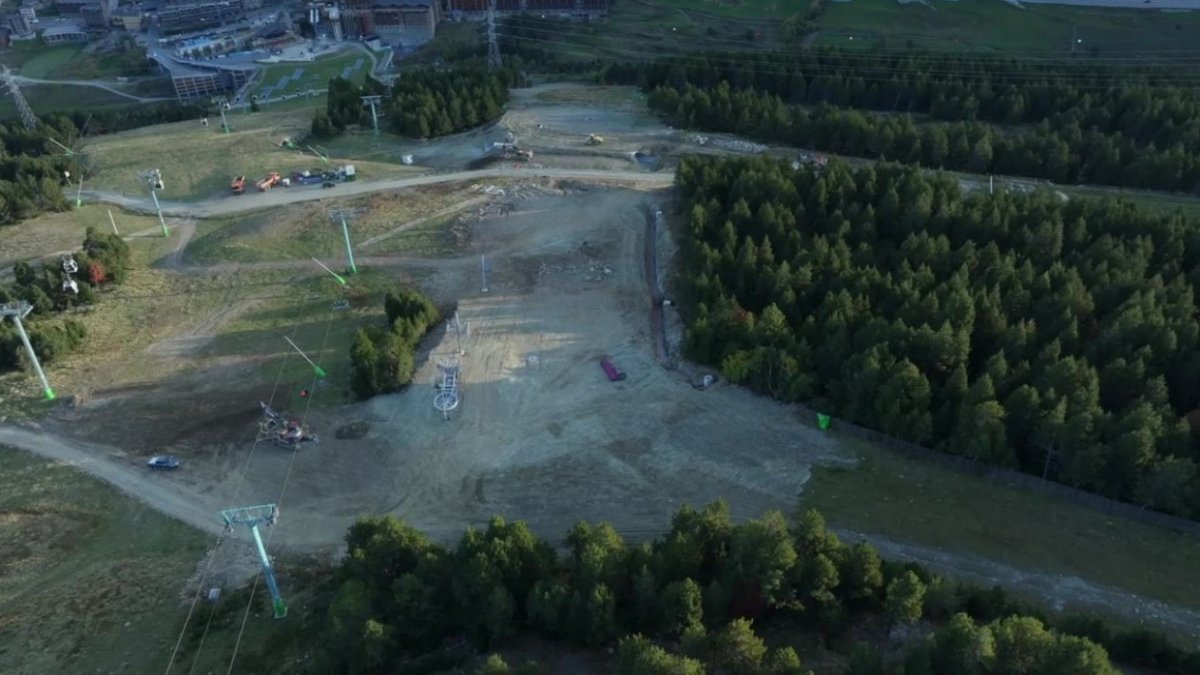 Recorregut amb dron de com ha quedat l'Estadi Creand Slàlom