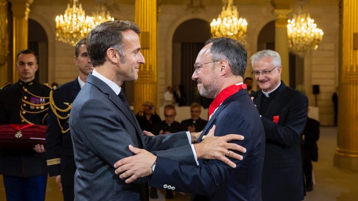 Macron lliura a Espot la insígnia en el grau de comanador de la Legió d’Honor.