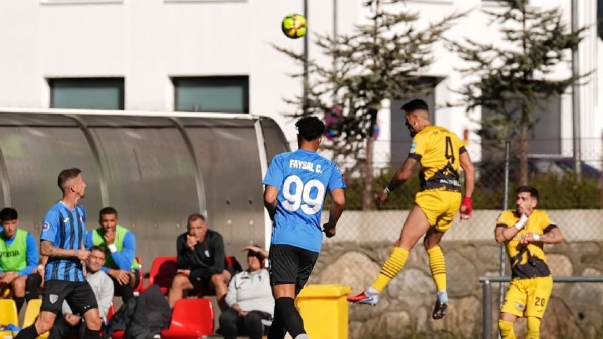 Cristian García, amb el cap, rebutja la pilota.
