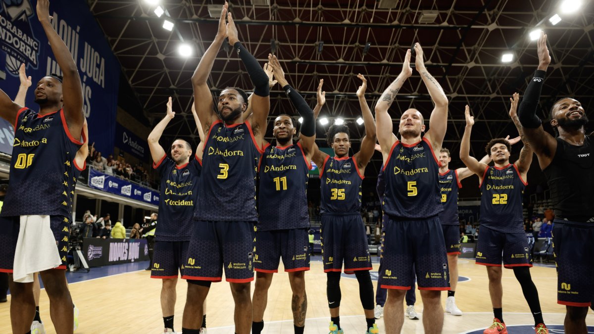 L’eufòria es va desfermar al final del partit i els jugadors van celebrar el triomf amb l’afició.