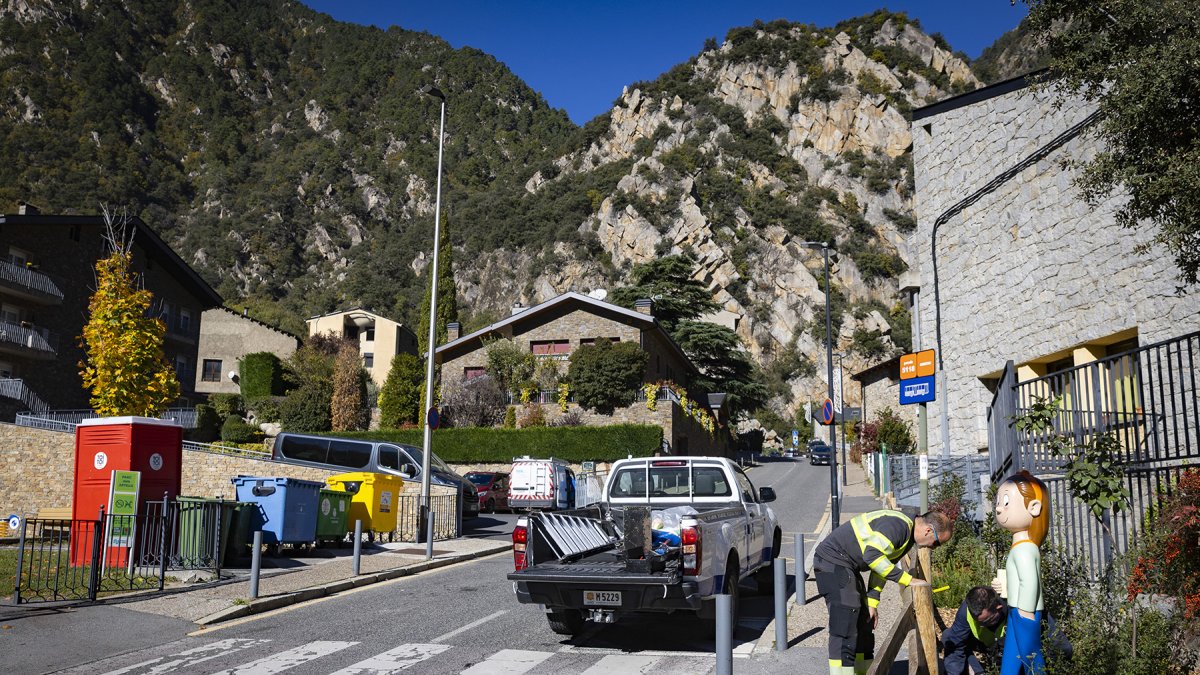 Un operari prepara la Laia, ahir