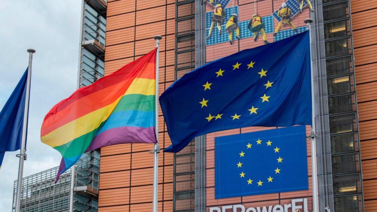 La bandera LGTBI al costat de la d’Europa.