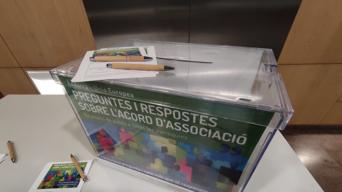 Una urna per recollir els dubtes dels ciutadans.