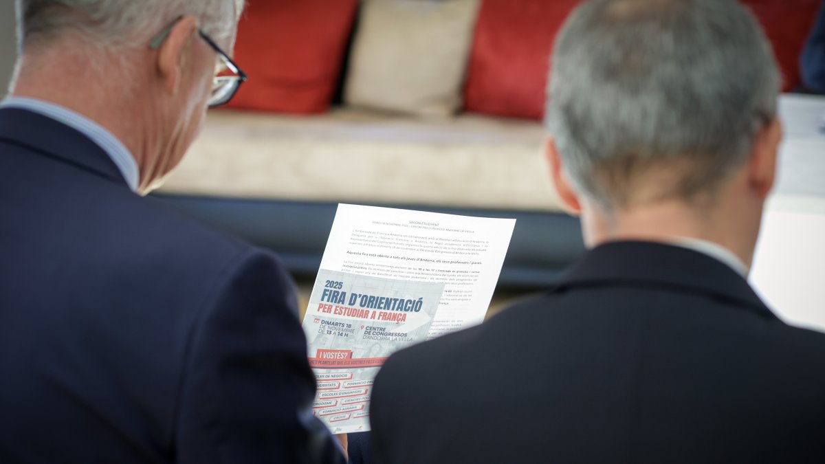 Dues persones miren el programa de la Fira d'orientació, durant la presentació d'aquesta